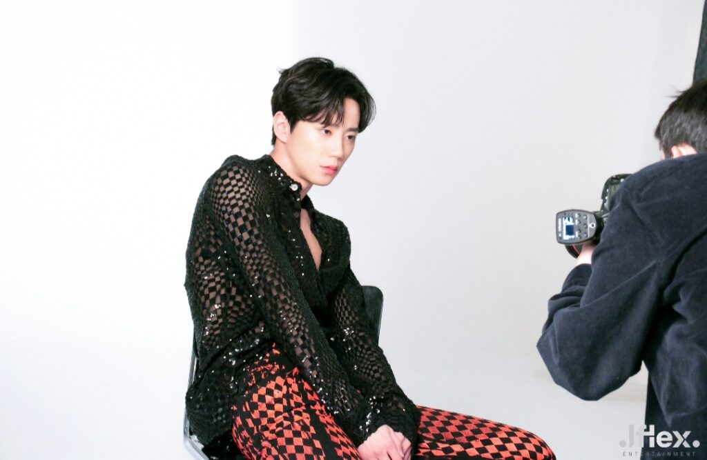 Lee Jun-young - Jflex Esquire behind 2022