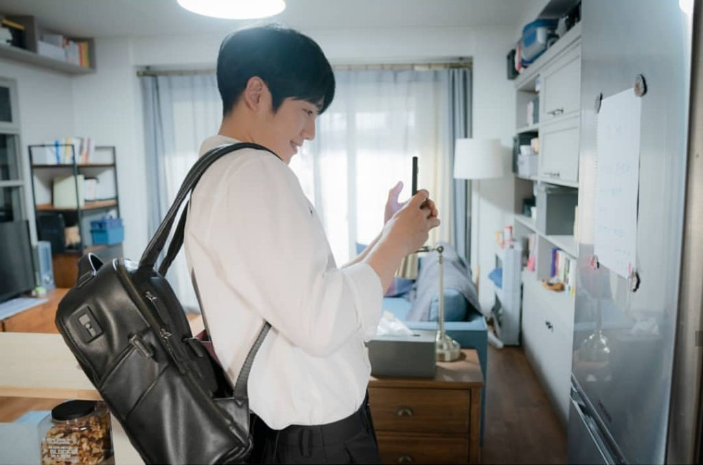 Instagram Jung Hae-in - Behing One spring night 
