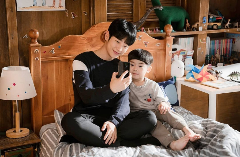 Instagram Jung Hae-in - Behing One spring night 