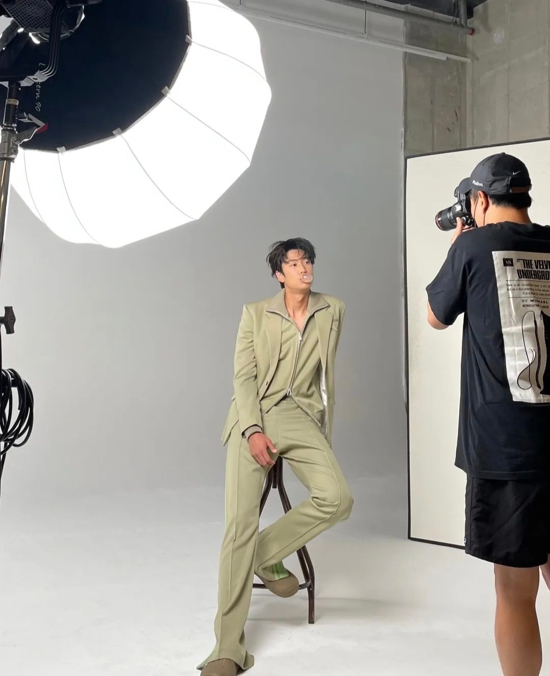 10042n00 - Instagram Na In-woo pour Dazed behind