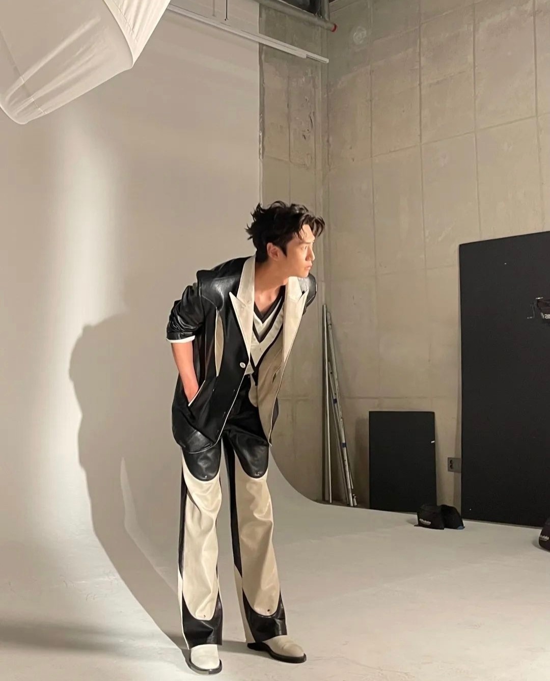 10042n00 - Instagram Na In-woo pour Dazed behind