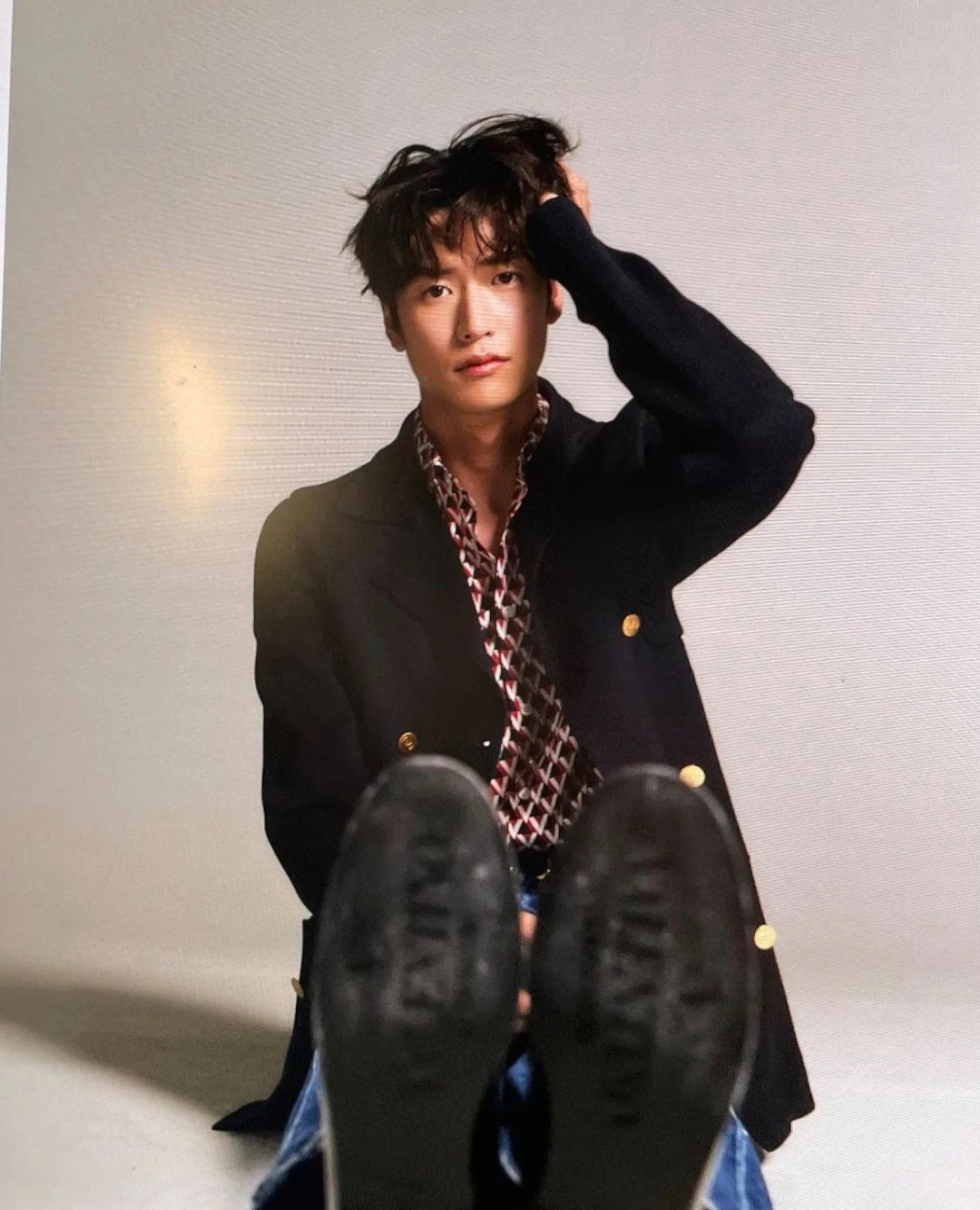 10042n00 - Instagram Na In-woo pour Dazed behind