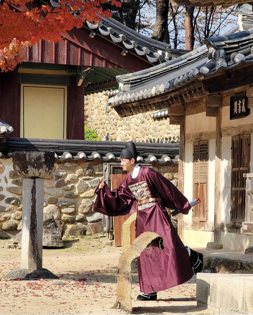 nam_yoosu - Instagram - The king's affection