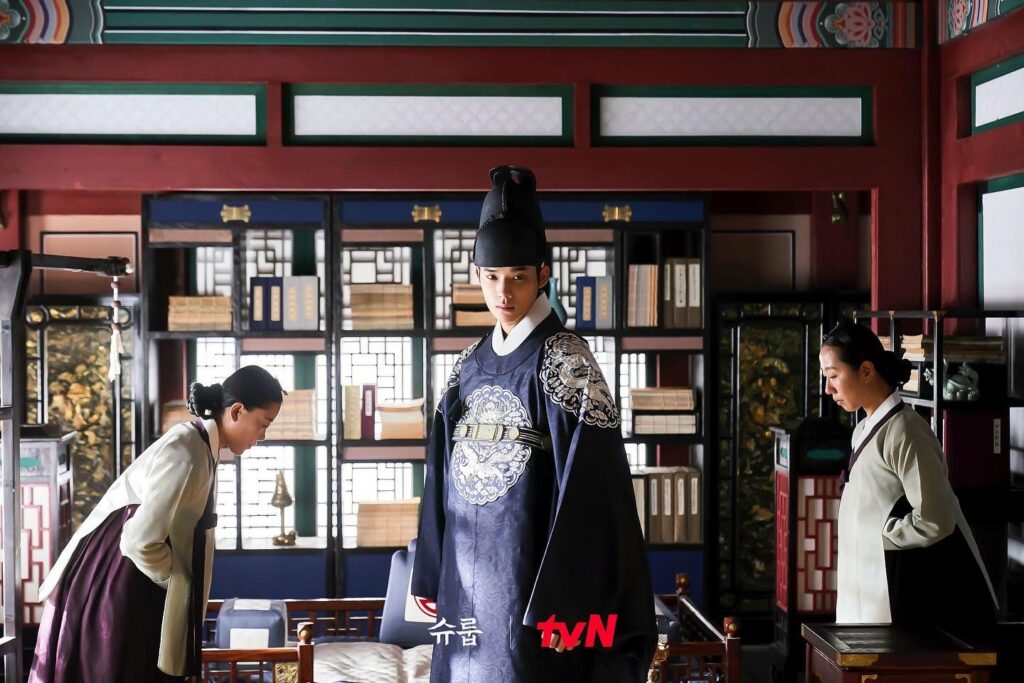 Under the queen's umbrella - TvN 