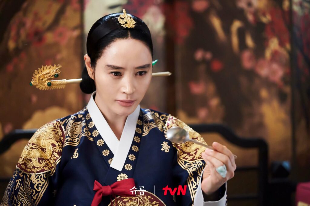 Under the queen's umbrella - TvN Kim Hye-soo