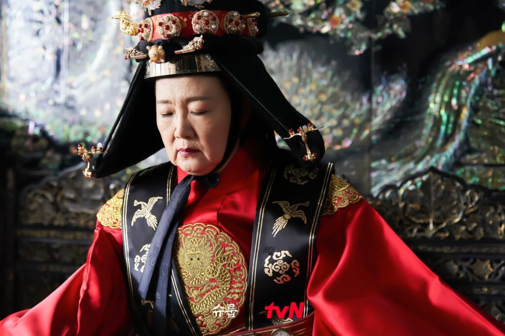Under the queen's umbrella - TvN