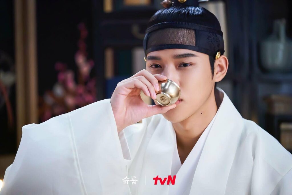 Under the queen's umbrella - TvN