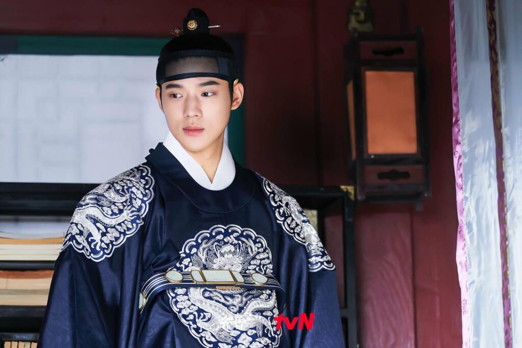 Under the queen's umbrella - TvN
