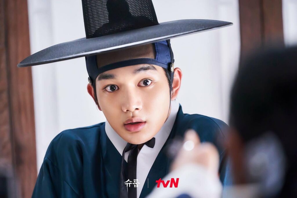Under the queen's umbrella - TvN