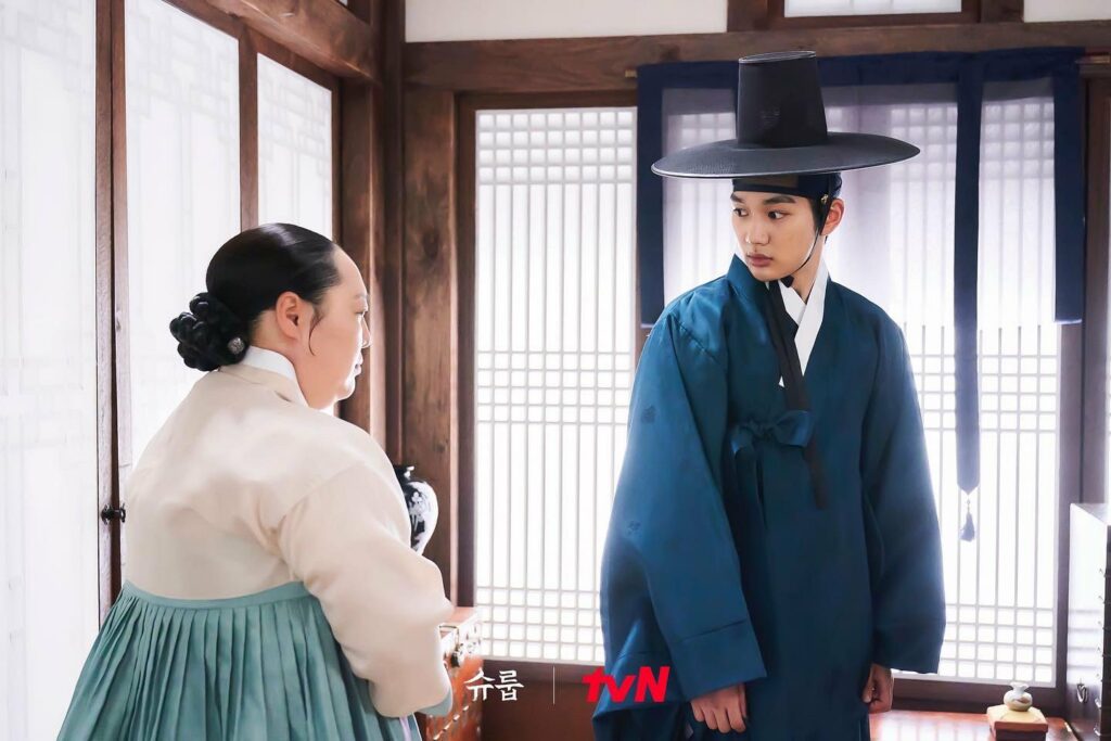 Under the queen's umbrella - TvN