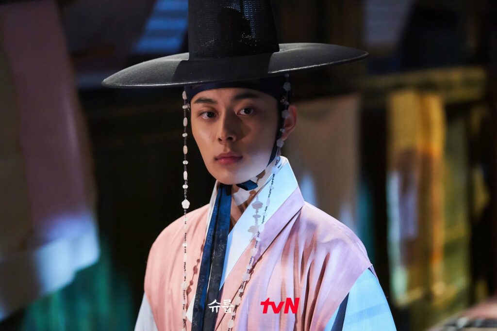 Under the queen's umbrella - TvN