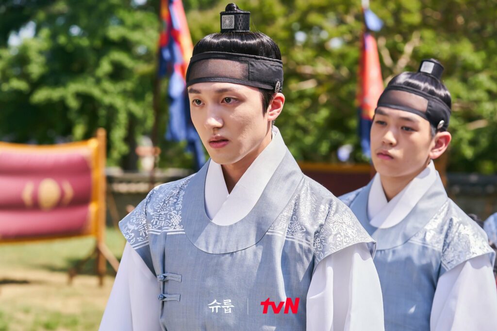 Under the queen's umbrella - TvN
