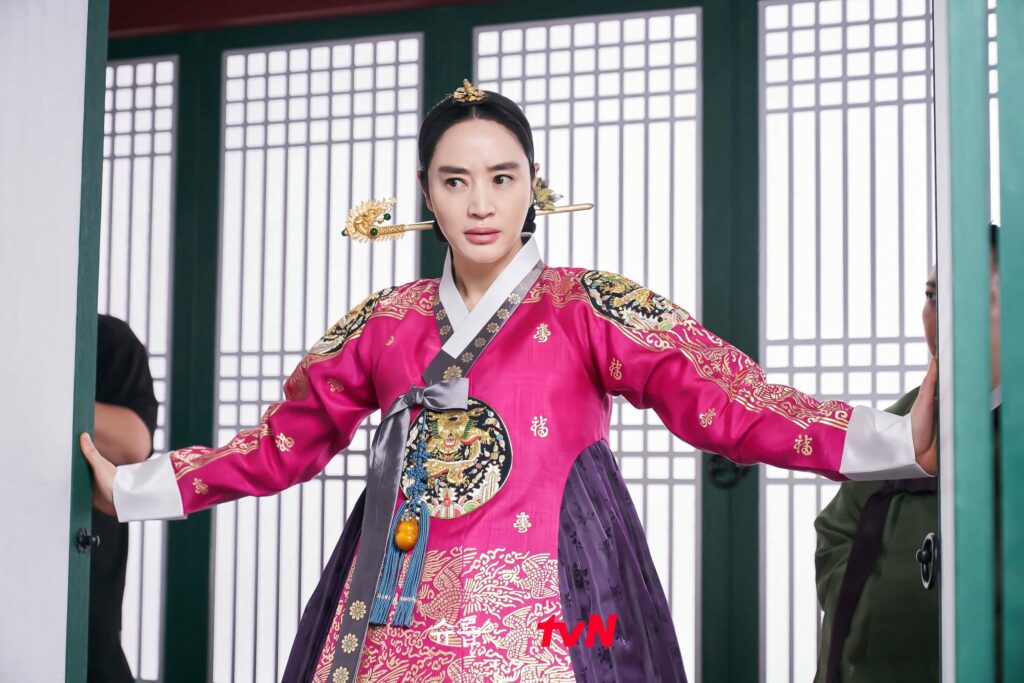 Under the queen's umbrella - TvN