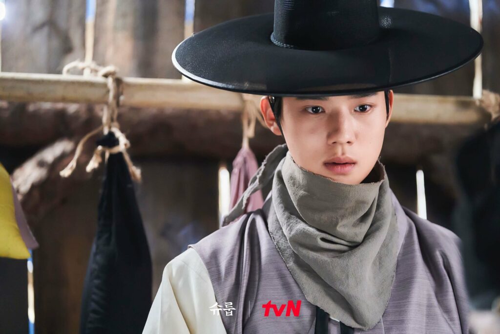 Under the queen's umbrella - TvN
