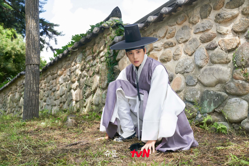 Under the queen's umbrella - TvN