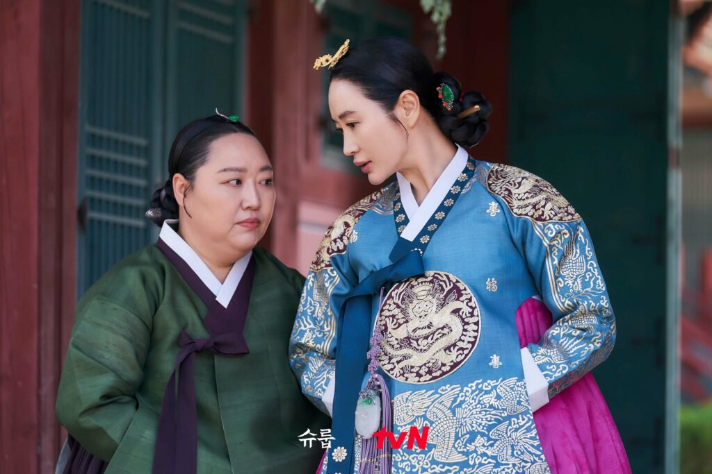 Under the queen's umbrella - TvN