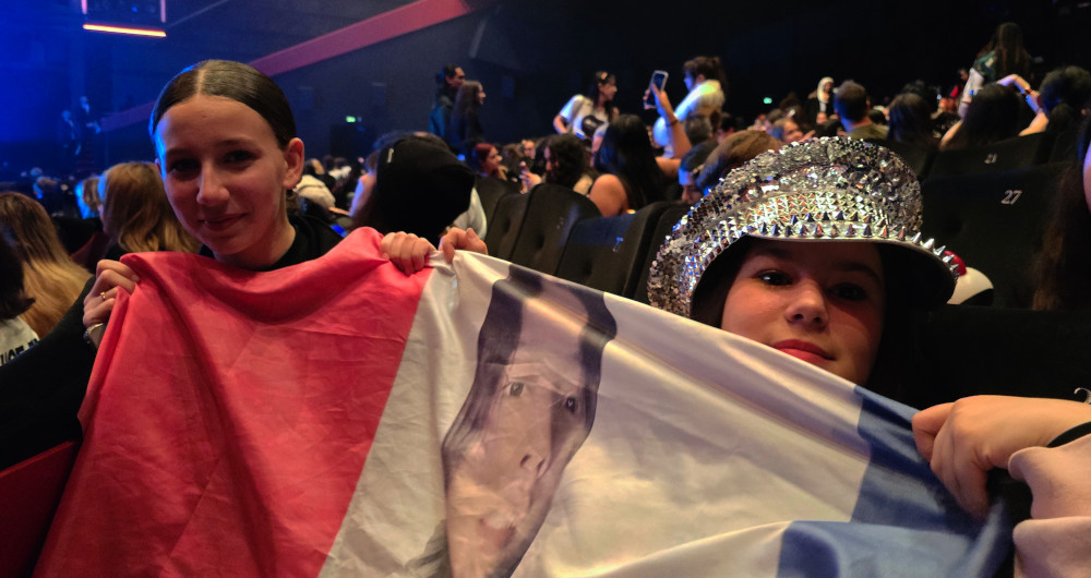 Coline et Juliette avec un drapeau français qu'elles ont spécialement décoré à l'effigie de Louis. - Photo Nikki Terlon - Concert du 07 février 2026