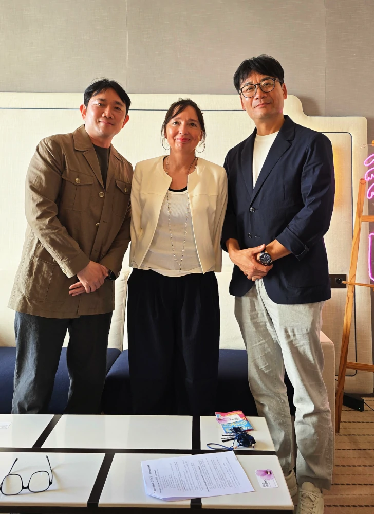 Jung Dae-yoon et Jung Hyun-min autour de Nikki Terlon pour Nuits coréennes