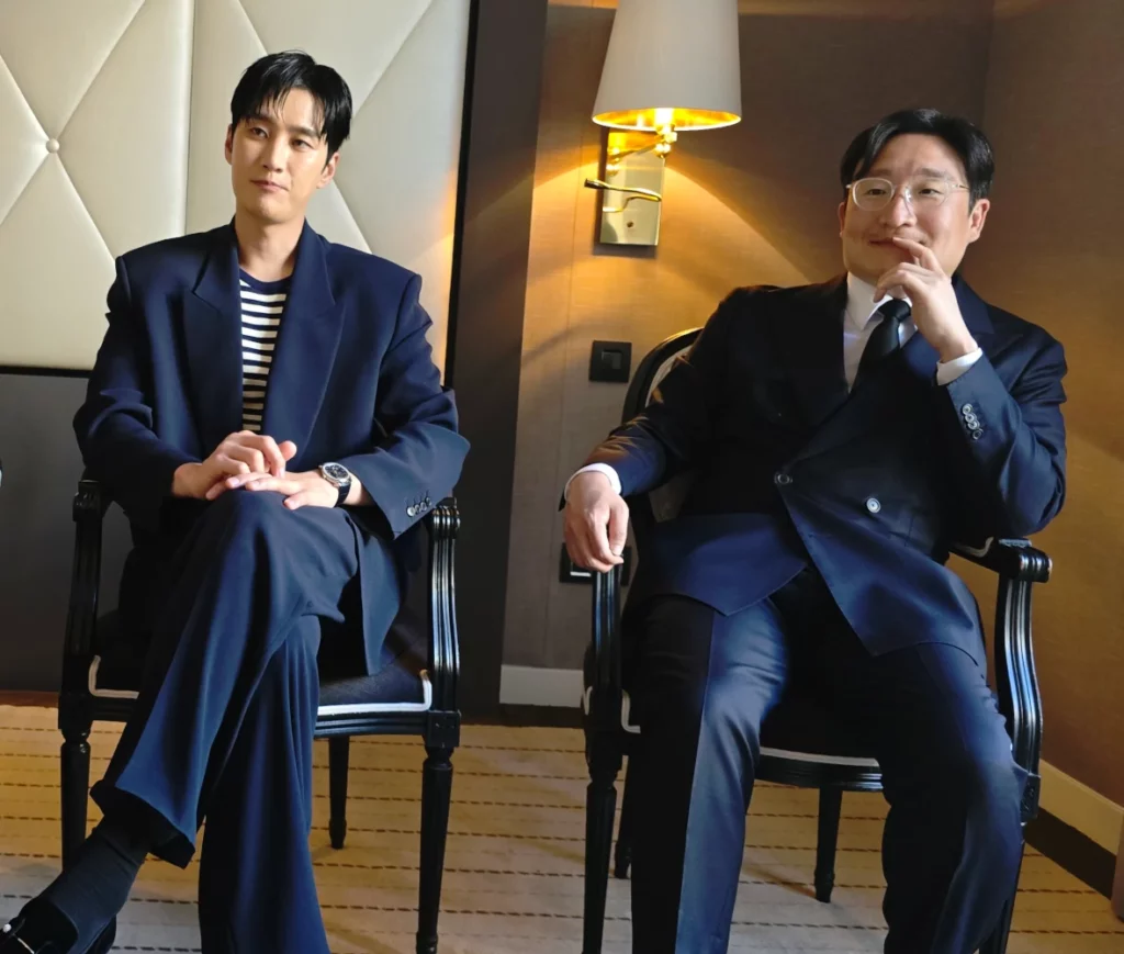Ahn Bo-hyun et le producteur Park Joonsuh, en interview à Canneseries - Photo Nikki Terlon