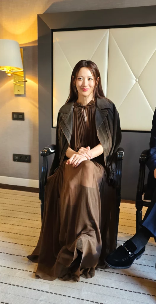Claudia Kim en interview à Canneseries - Photo Nikki Terlon